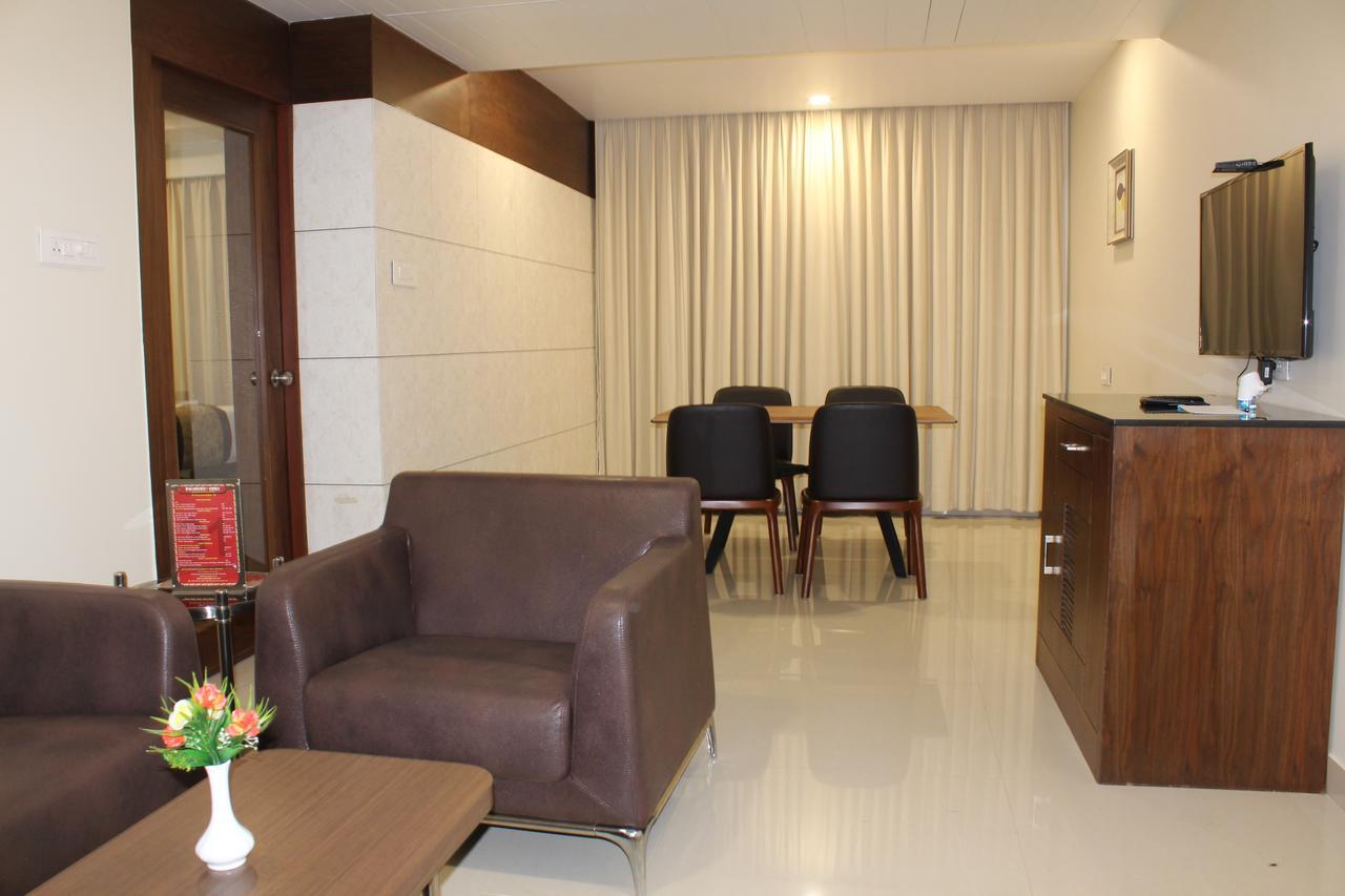 Hotel Grand Gayathri Khammam Экстерьер фото