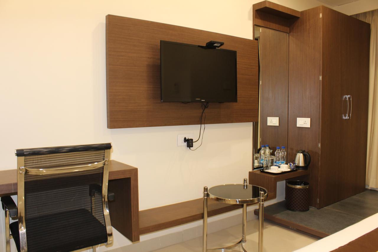 Hotel Grand Gayathri Khammam Экстерьер фото