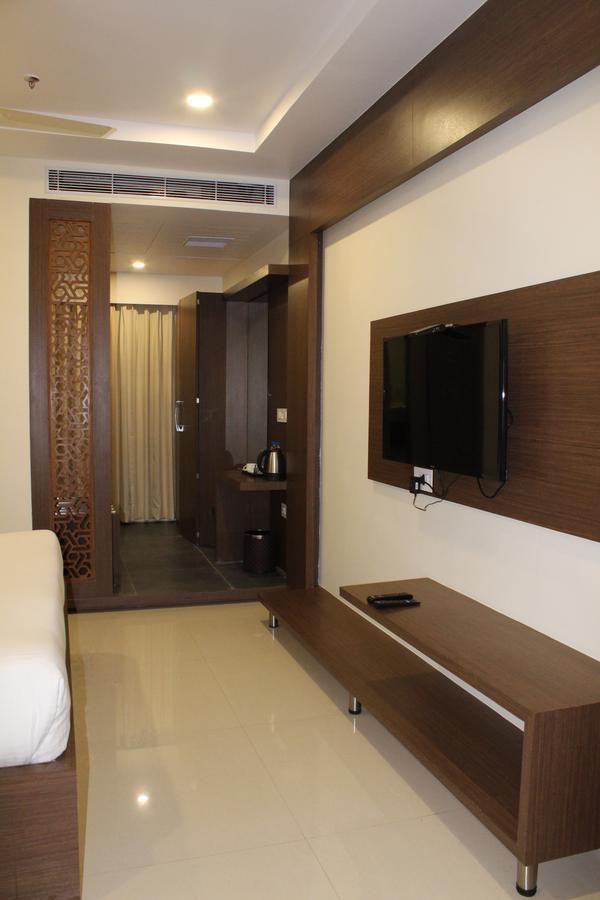 Hotel Grand Gayathri Khammam Экстерьер фото
