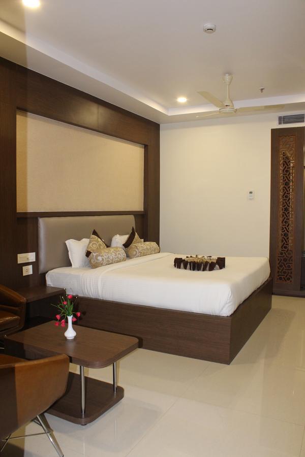 Hotel Grand Gayathri Khammam Экстерьер фото