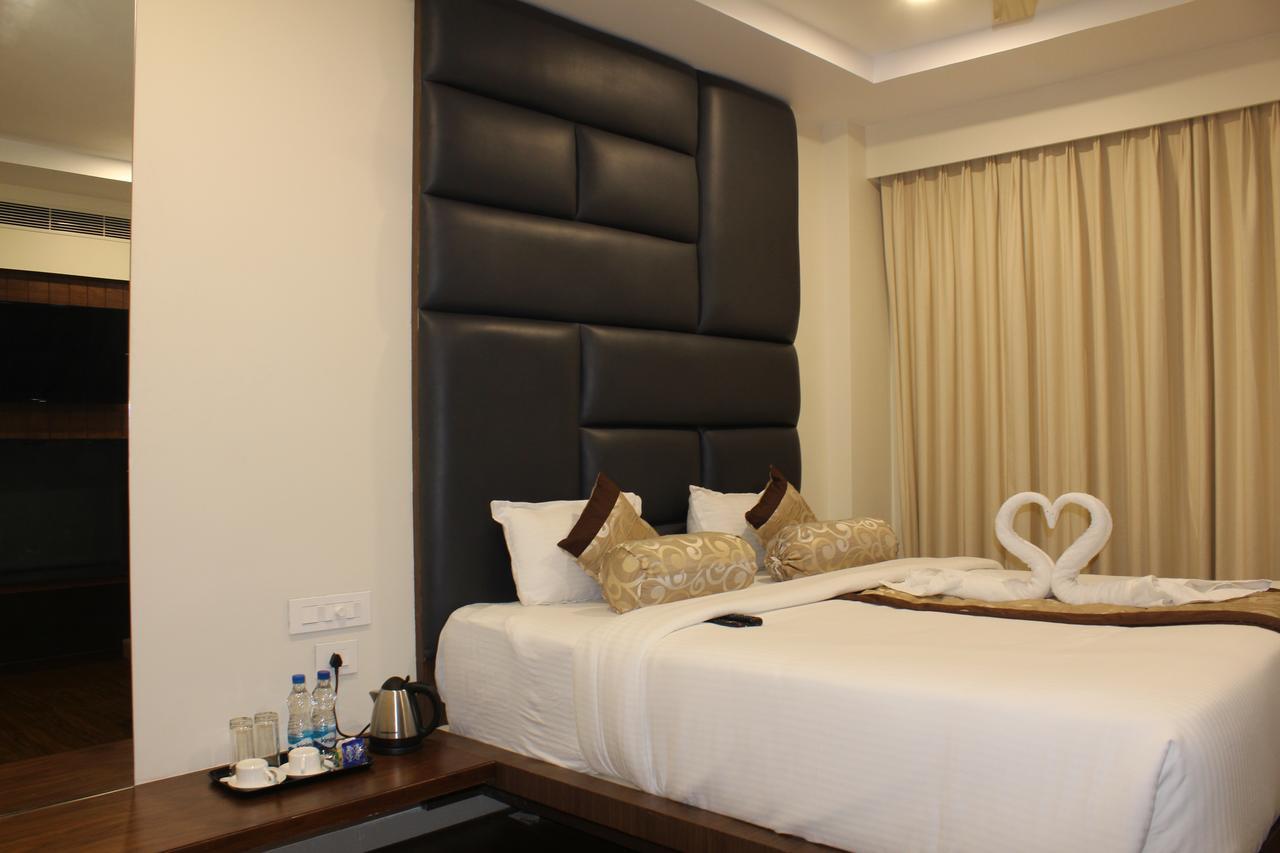 Hotel Grand Gayathri Khammam Экстерьер фото