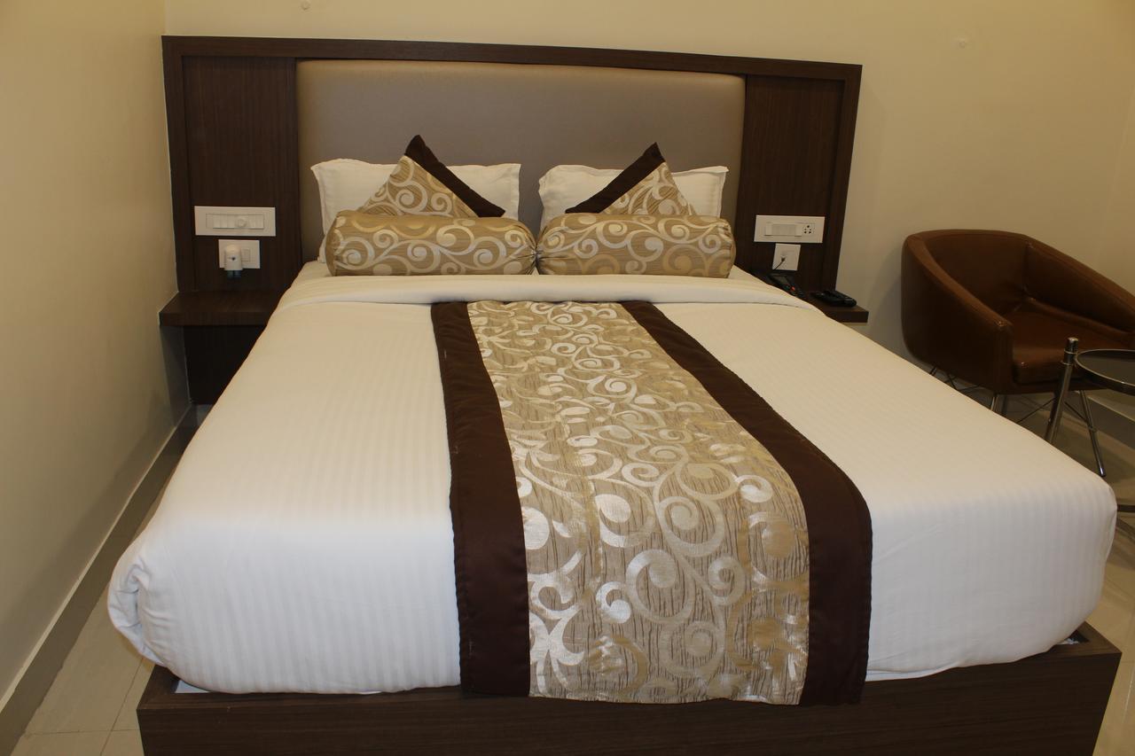 Hotel Grand Gayathri Khammam Экстерьер фото